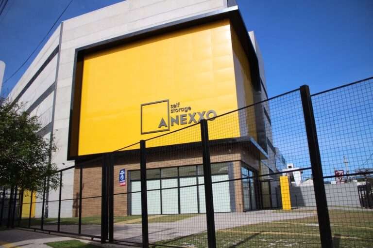 Fachada da Anexxo Self Storage com comunicação visual