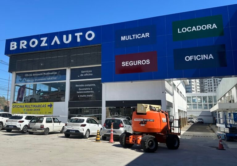 Fachada comercial da Brozauto com revestimento em ACM